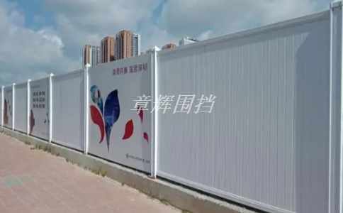 簡(jiǎn)易圍擋的顏色是否需要與周圍環(huán)境相協(xié)調(diào)？
