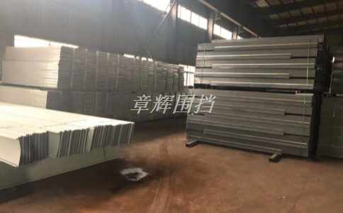 簡易圍擋在高溫和強光環(huán)境下是否容易老化和褪色？（簡易圍擋的耐久性與維護保養(yǎng)建議）