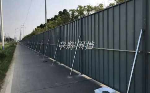 在哪些緊急情況下需要使用簡易圍擋來進行臨時隔離？（緊急情況下簡易圍擋的應急使用方法）
