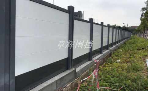 在哪些緊急情況下需要使用簡易圍擋來進行臨時隔離？（緊急情況下簡易圍擋的應急使用方法）