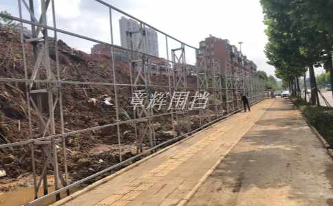 簡易圍擋在運(yùn)動會或文化活動中的多功能性能如何表現(xiàn)？（運(yùn)動會和文化活動中簡易圍擋的多重應(yīng)用）