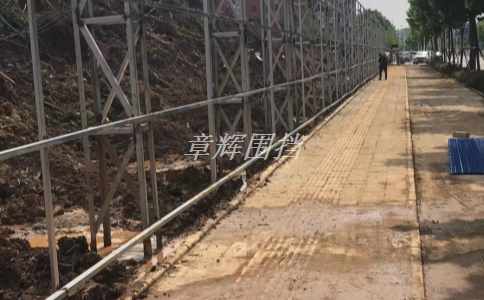 如何通過(guò)提高安裝質(zhì)量和技術(shù)水平，確保簡(jiǎn)易圍擋安裝符合相關(guān)標(biāo)準(zhǔn)和規(guī)定？（提高安裝質(zhì)量確保簡(jiǎn)易圍擋安裝符合標(biāo)準(zhǔn)）