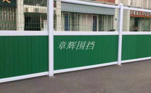 在哪些緊急情況下需要使用簡易圍擋來進行臨時隔離？（緊急情況下簡易圍擋的應急使用方法）